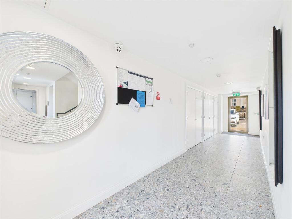 18 - Modern 2-Bedroom Flat for Auction in Bath.jpg