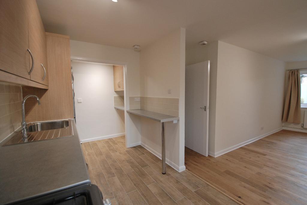 Open-Plan Kitchen/B'fast Room
