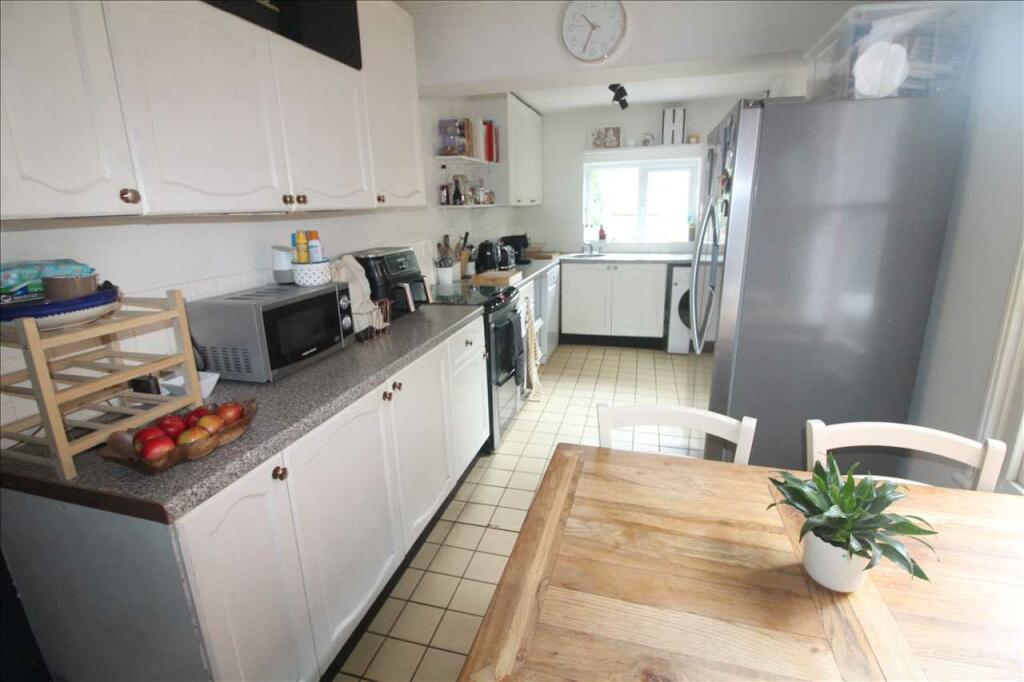 KITCHEN/BREAKFAST