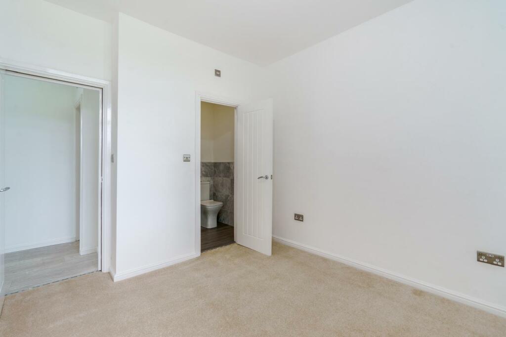main bedroom with ensuite.jpg
