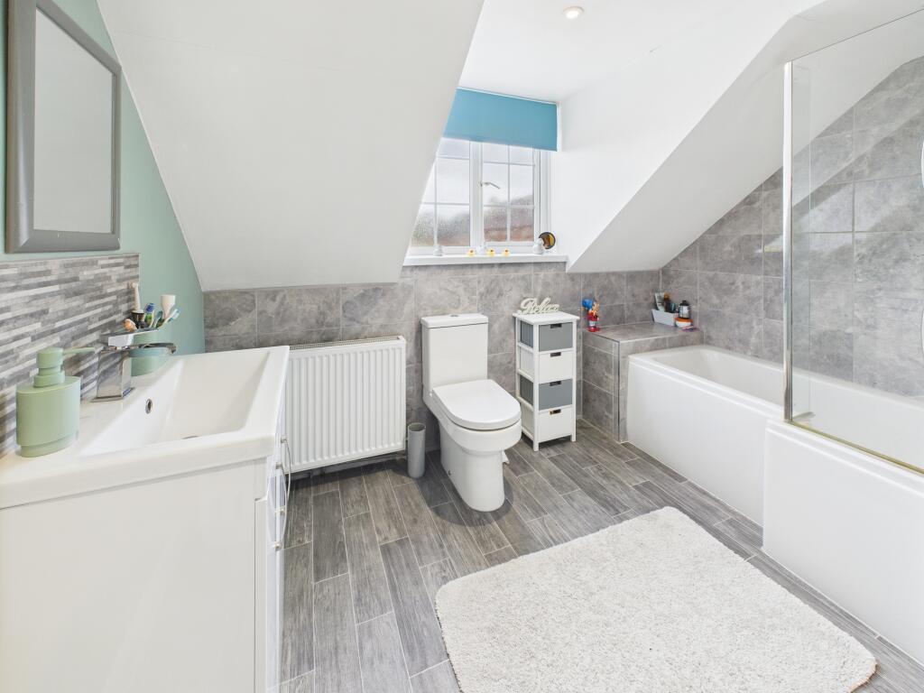 CAM02871G0-PR0472-STILL018