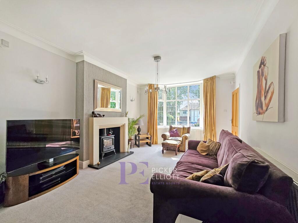 Spacious lounge