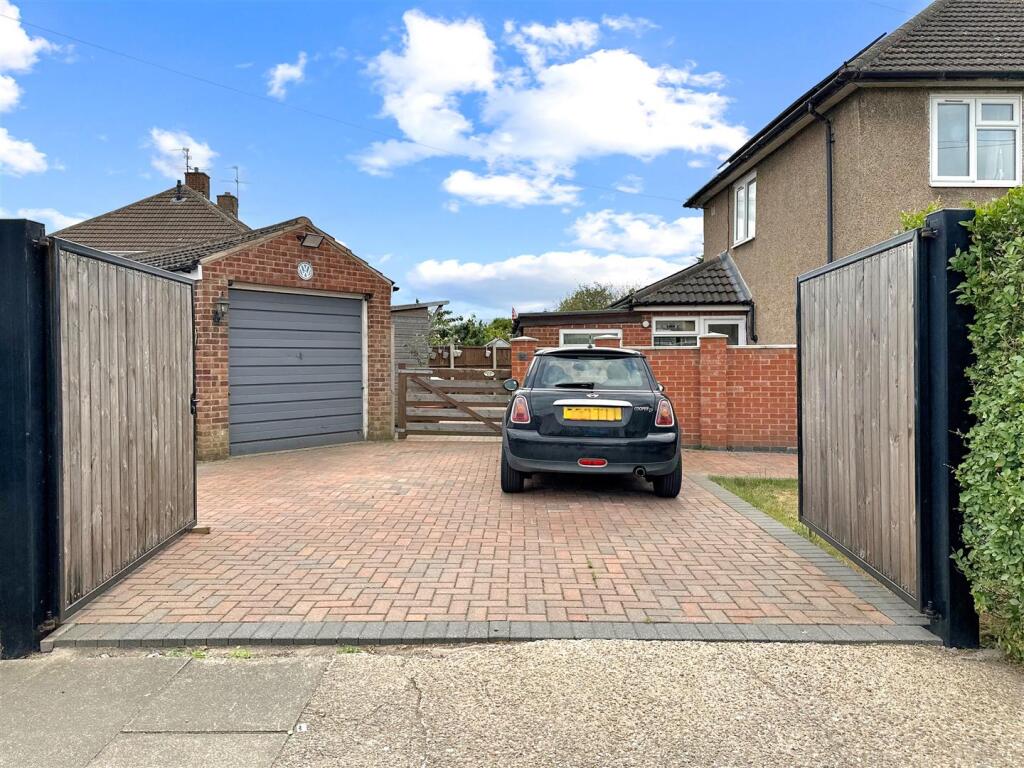 Double Gates &amp; Block Paved Driveway 486