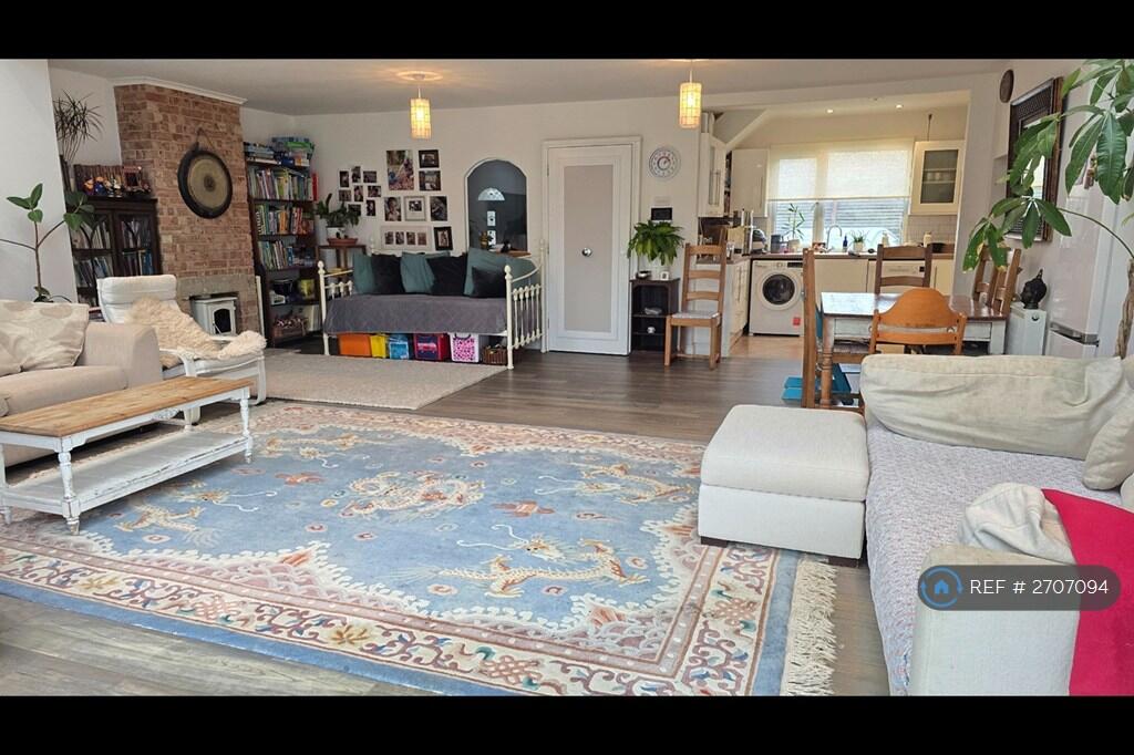 Fully Furnished w/ Tv, Sofas, Dining Table, Daybed