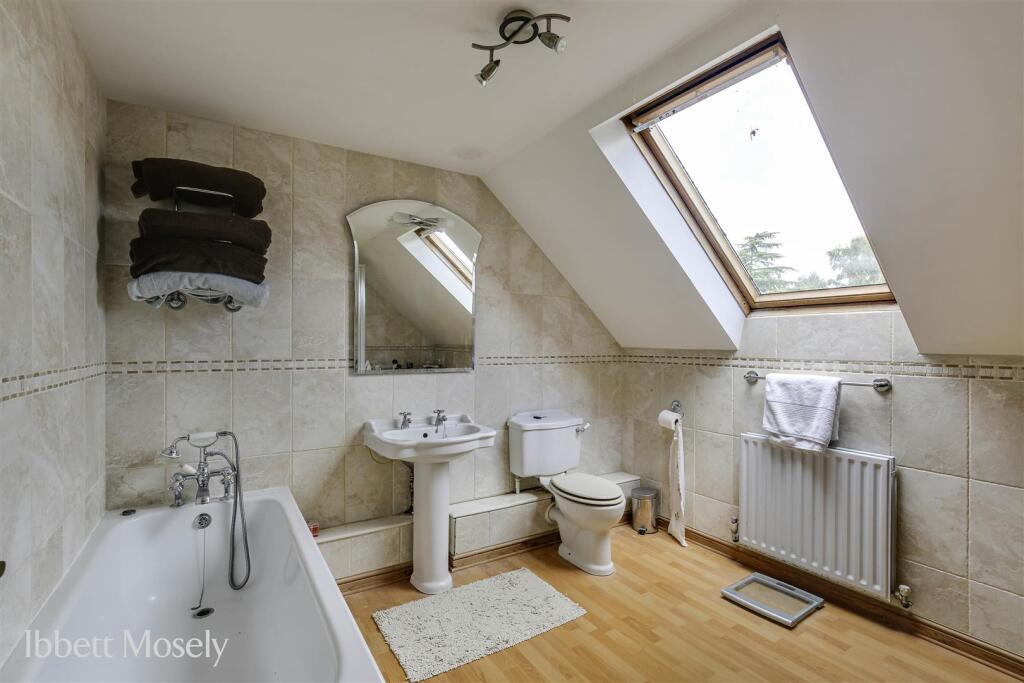18 Family bathroom.jpg