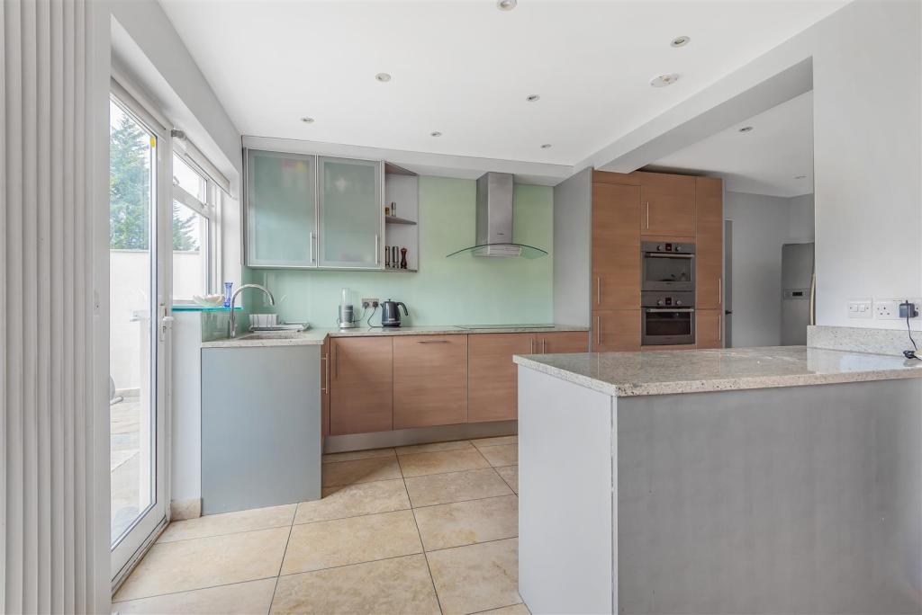 Kitchen 2.jpg