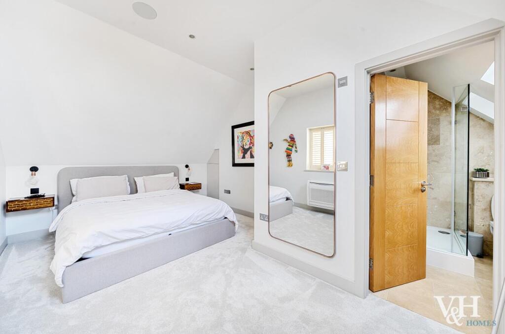 Bedroom with ensuite top floor.jpg