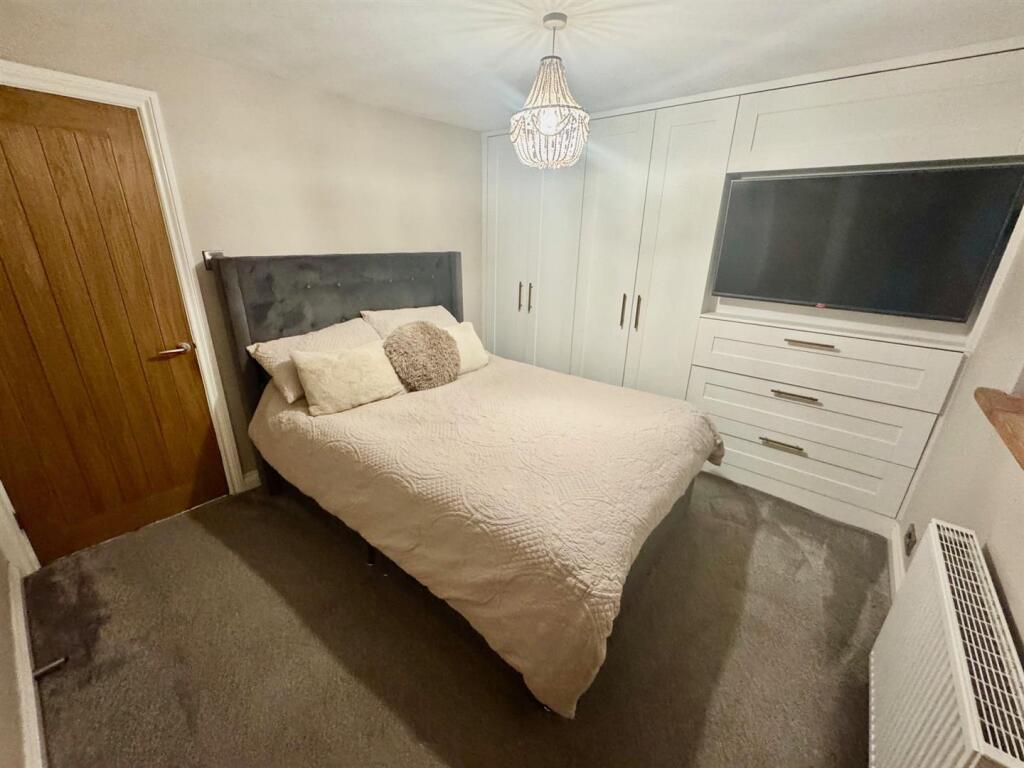 Bedroom 1b.jpg