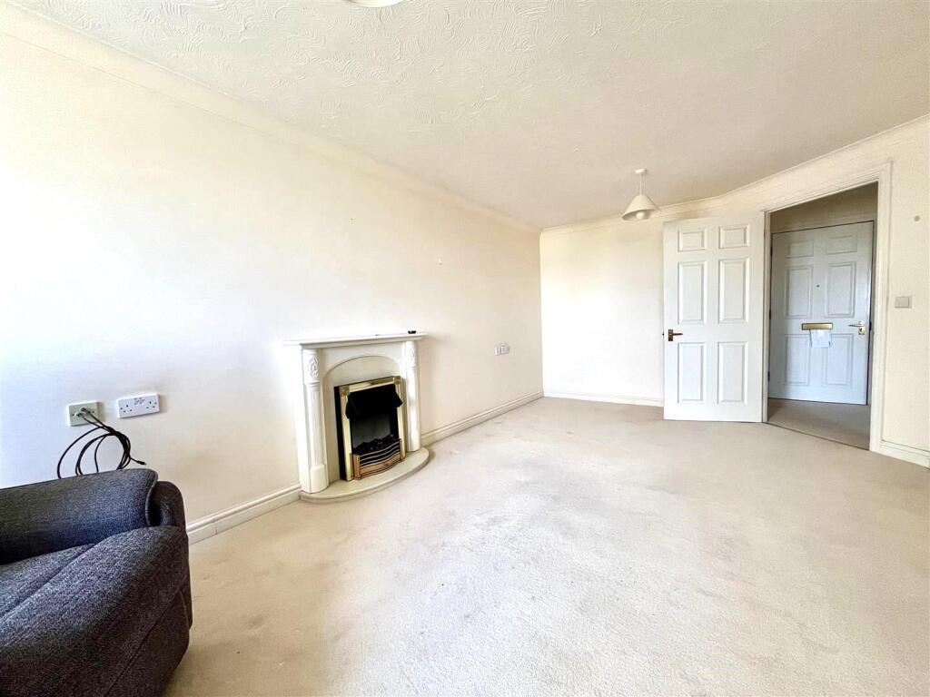 LOUNGE / DINING ROOM