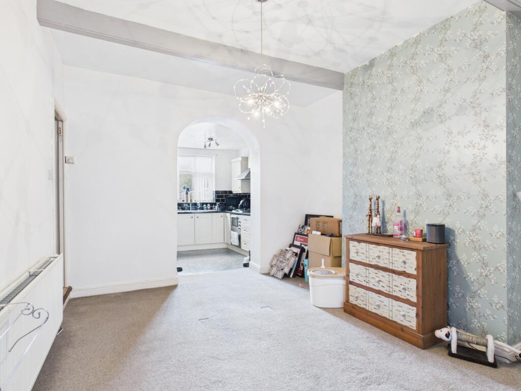 CAM03729G0-PR0203-STILL013