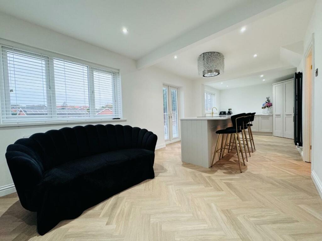 KITCHEN/DINER/SITTING ROOM