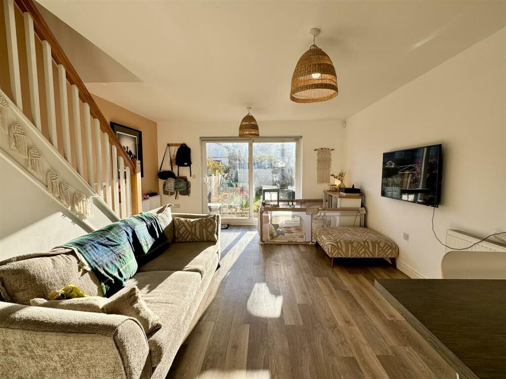 Open plan lounge/dining area