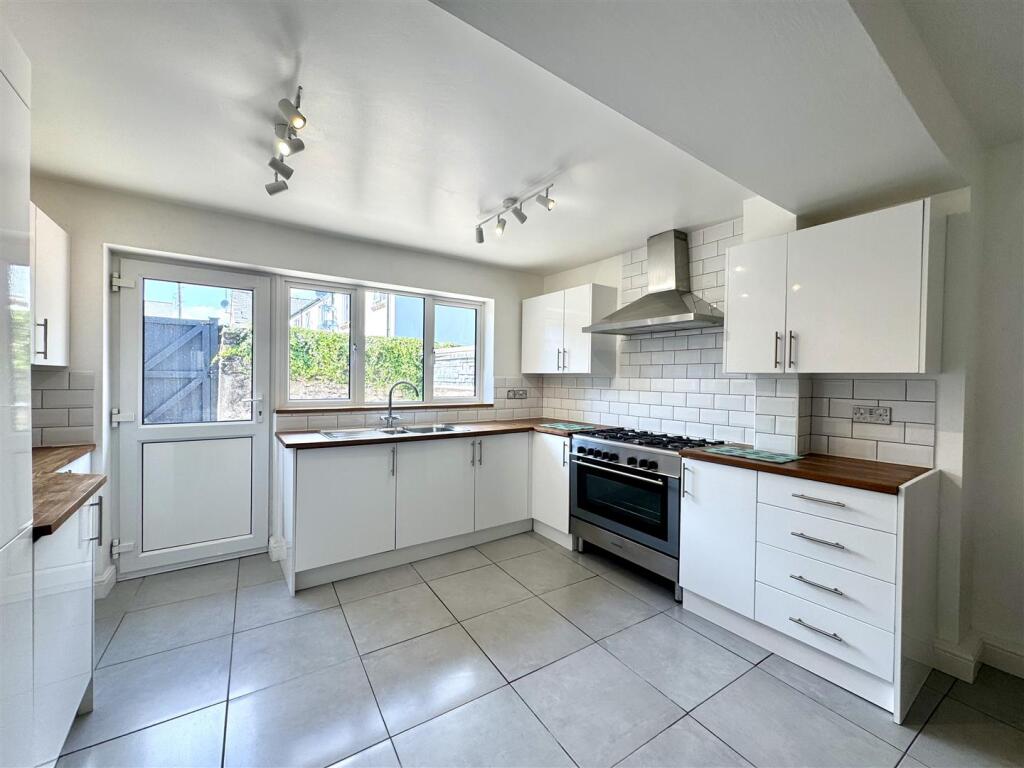 OPEN PLAN KITCHEN/DINING ROOM
