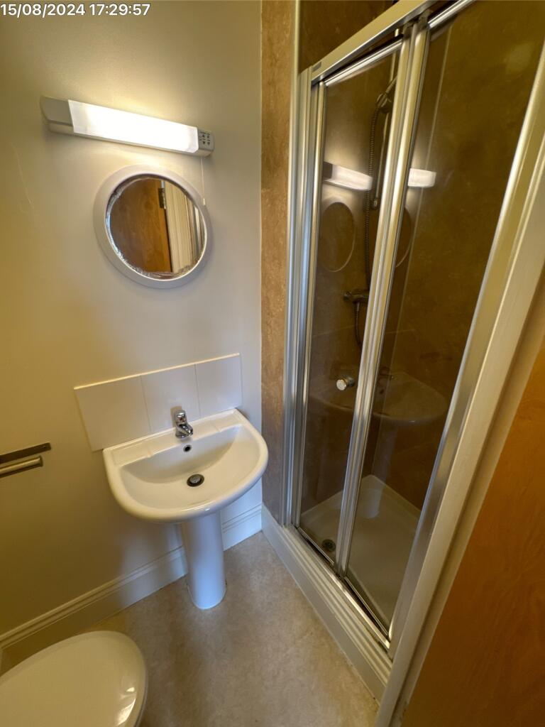 Flat2Upper58AlmaRoad-Ensuite1-13882313-47-0 (1)