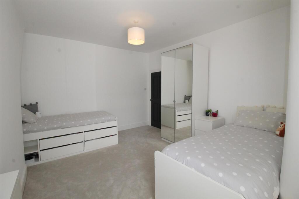 Park Rd, 50A, bed 2 (2).JPG