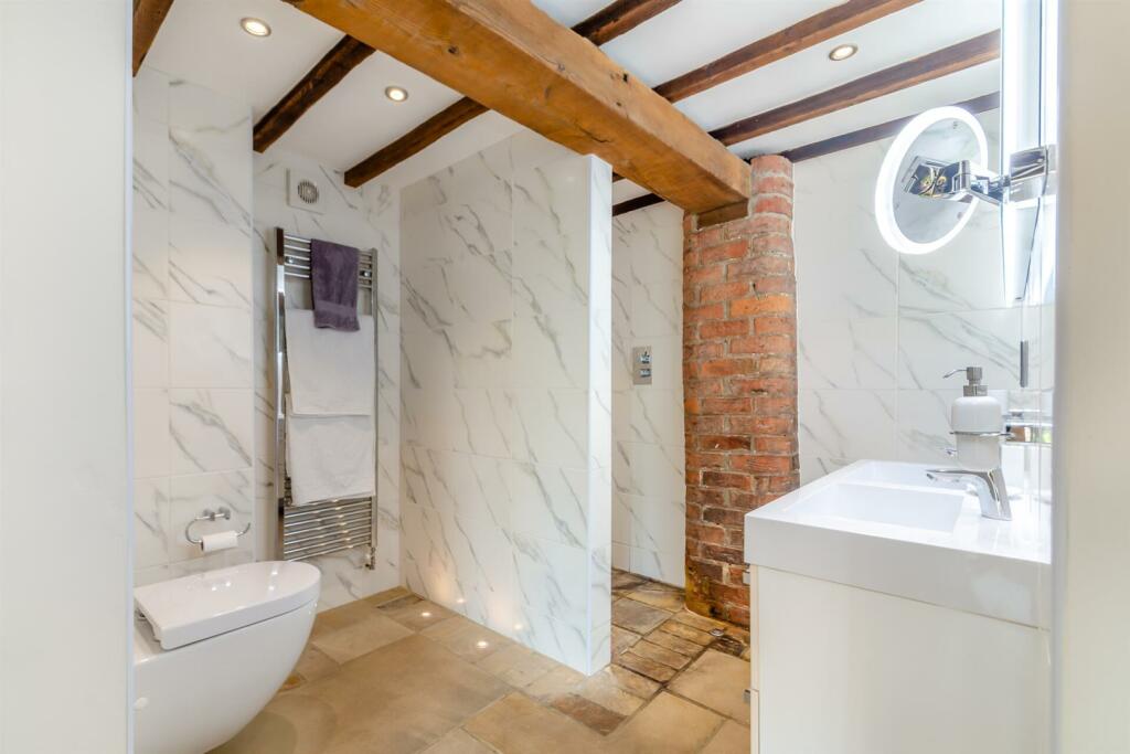 En-suite to Primary Bedroom