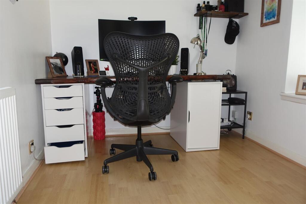 Bedroom 3- office.JPG