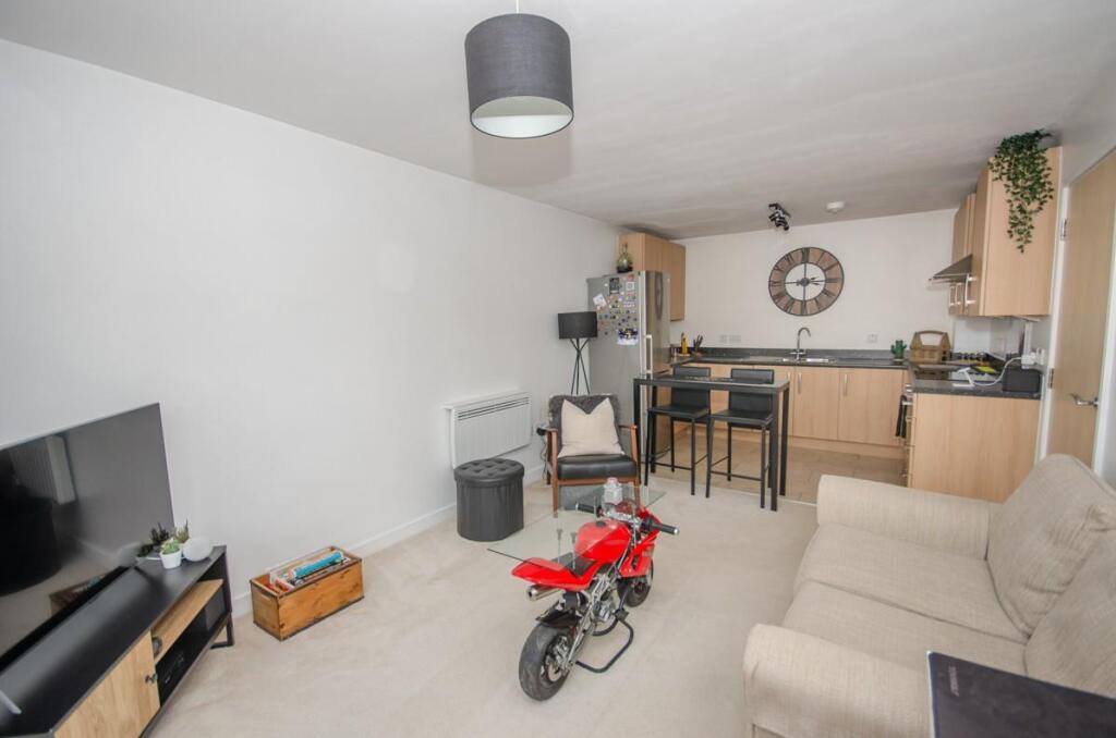 Living room pic 3.jpg