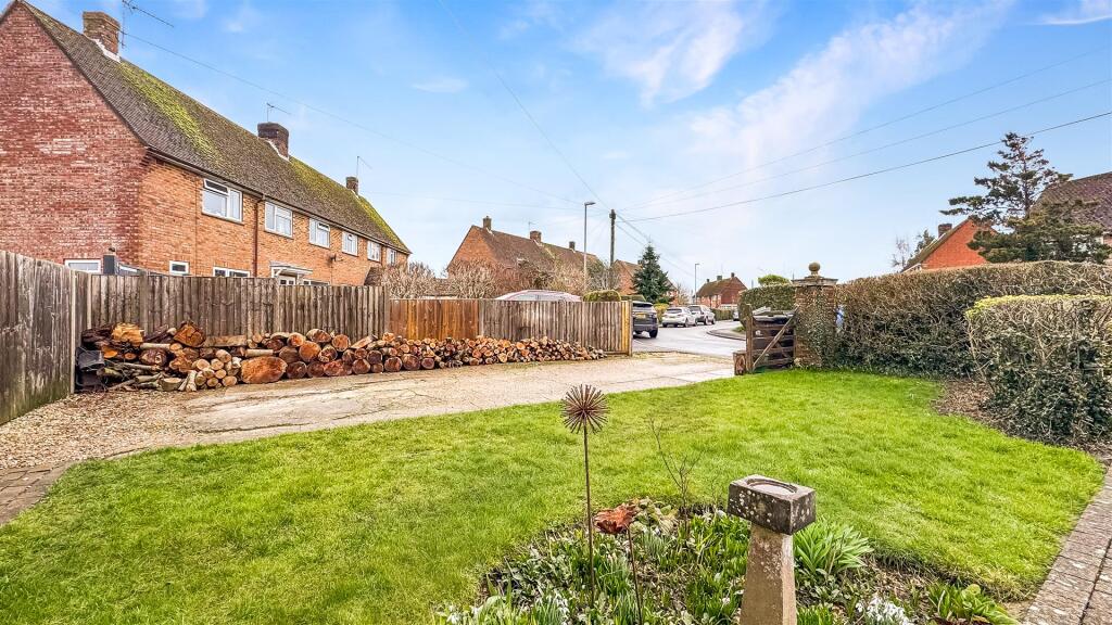 Front Garden / Driveway