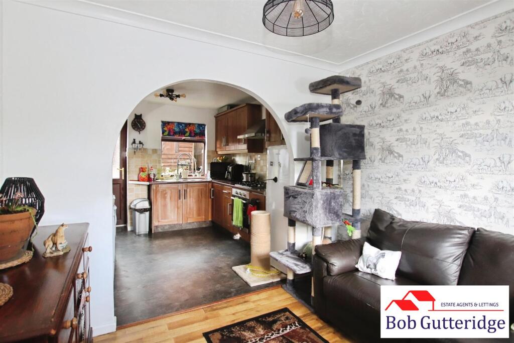 OPEN PLAN FITTED KITCHEN/DINING ROOM