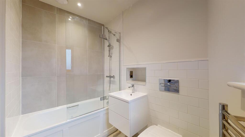 The Old Glassworks 5 Bedroom One En Suite Bathroom