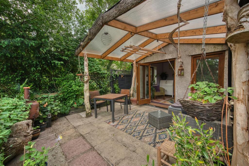 Outdoor dining towards Garden Room.jpg