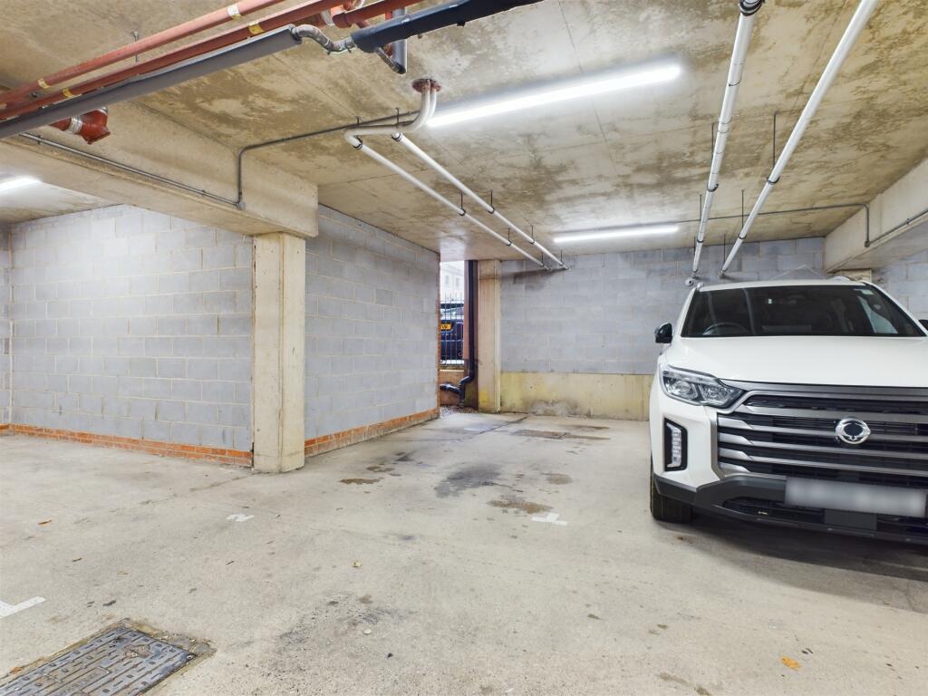 CAM03860G0-PR0106-STILL013