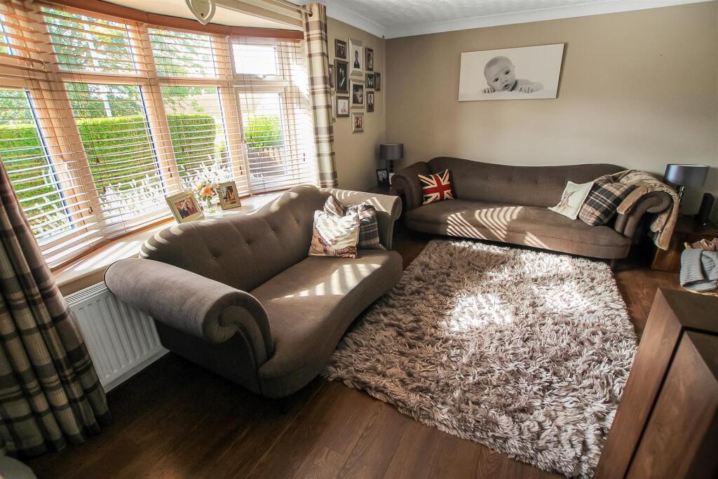 Living Room (2).jpg