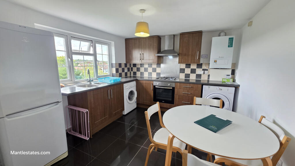 KITCHEN / DINER AREA