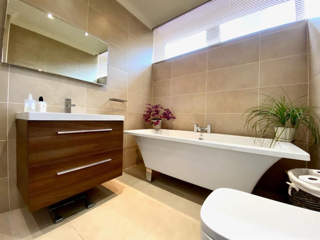 bathroom 1.jpg