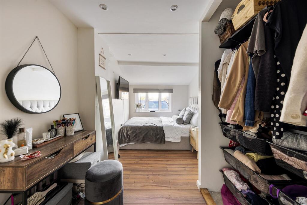 Wyemead Crescent, E4