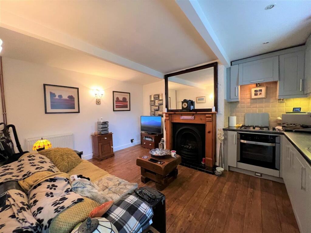 OPEN PLAN LIVING/KITCHEN