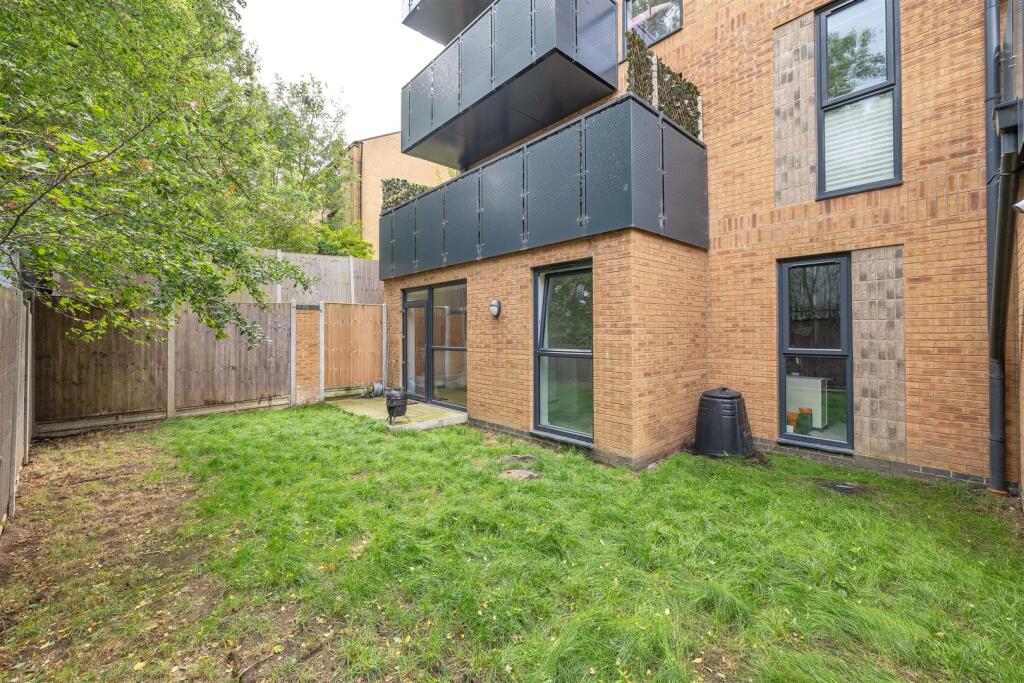 Lena Kennedy Close, E4