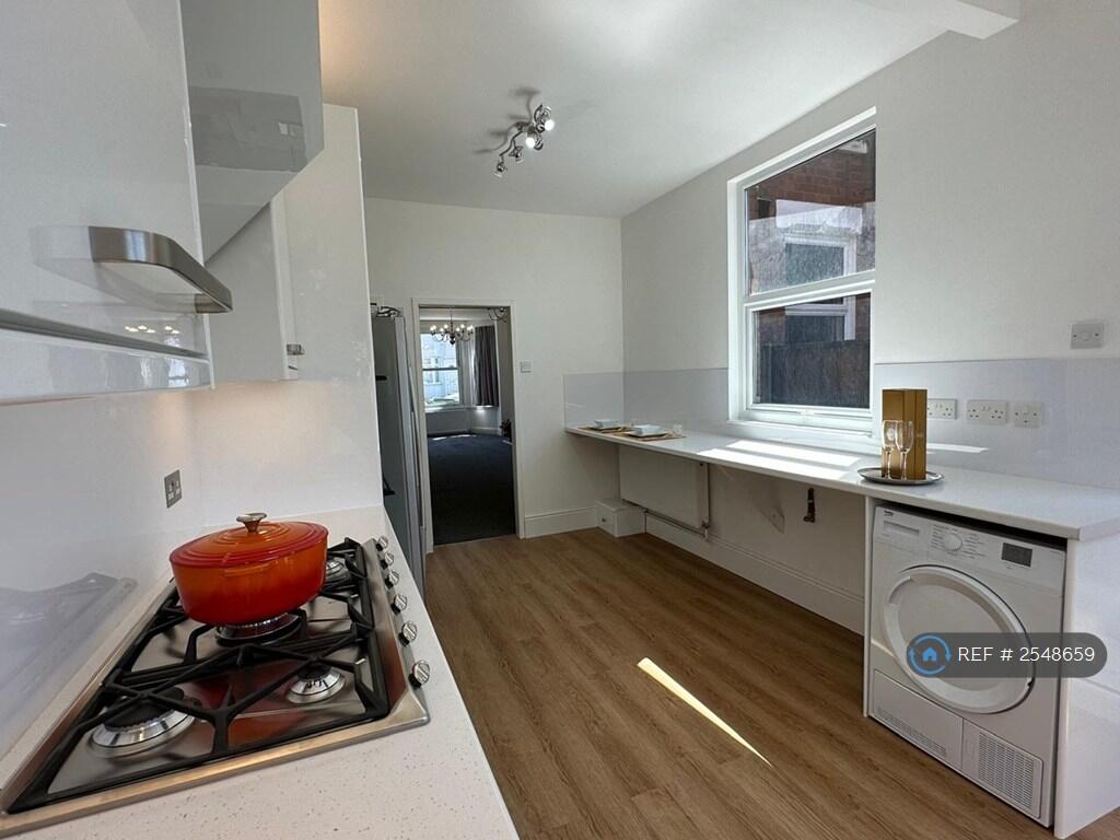 Fully Fitted Kitchen 