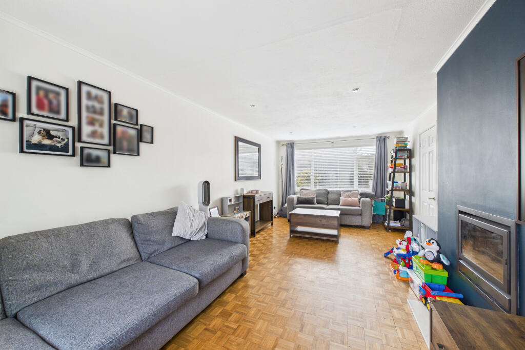 CAM05454G0-PR0038-STILL009