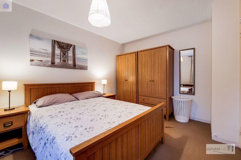 Master bedroom (2)