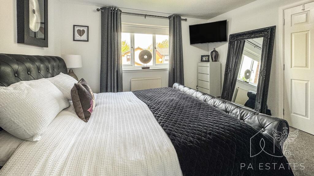 Principal bedroom.