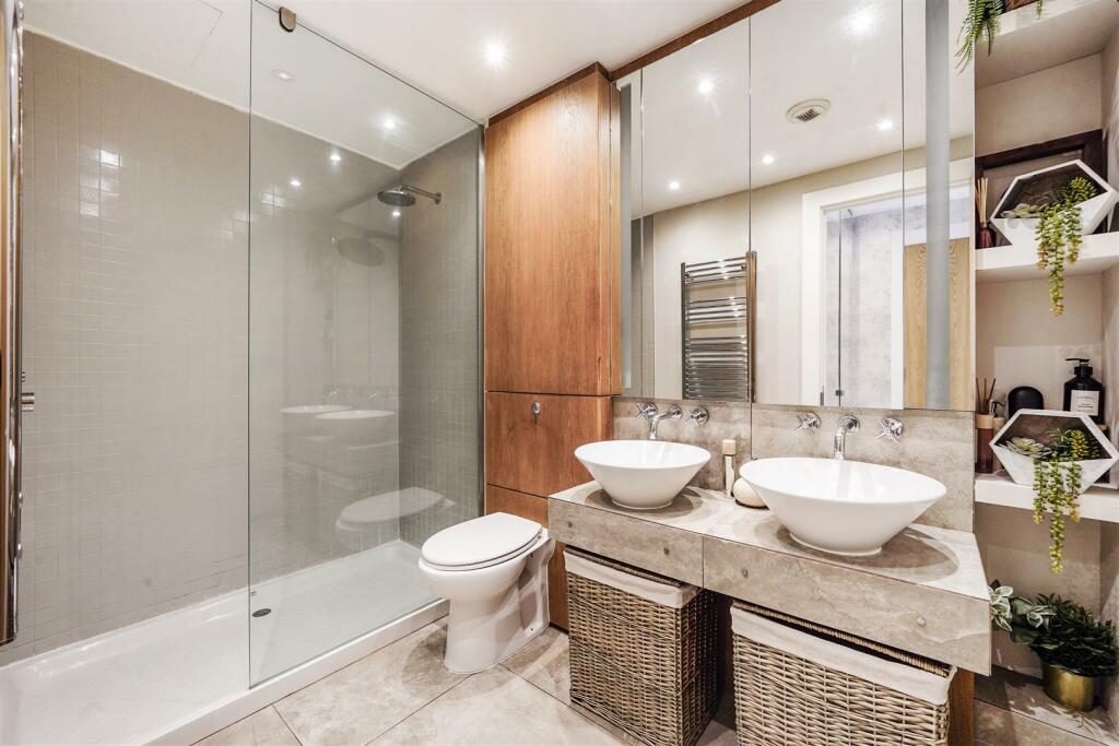 En-suite bathroom