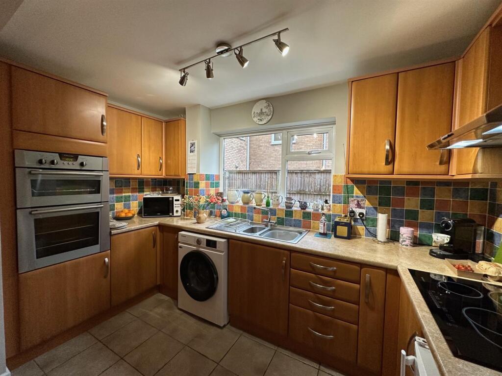 Kitchen 2.jpg