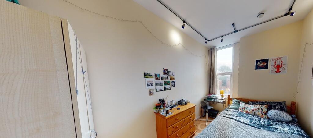 A cozy and inviting double bedroom with good na...