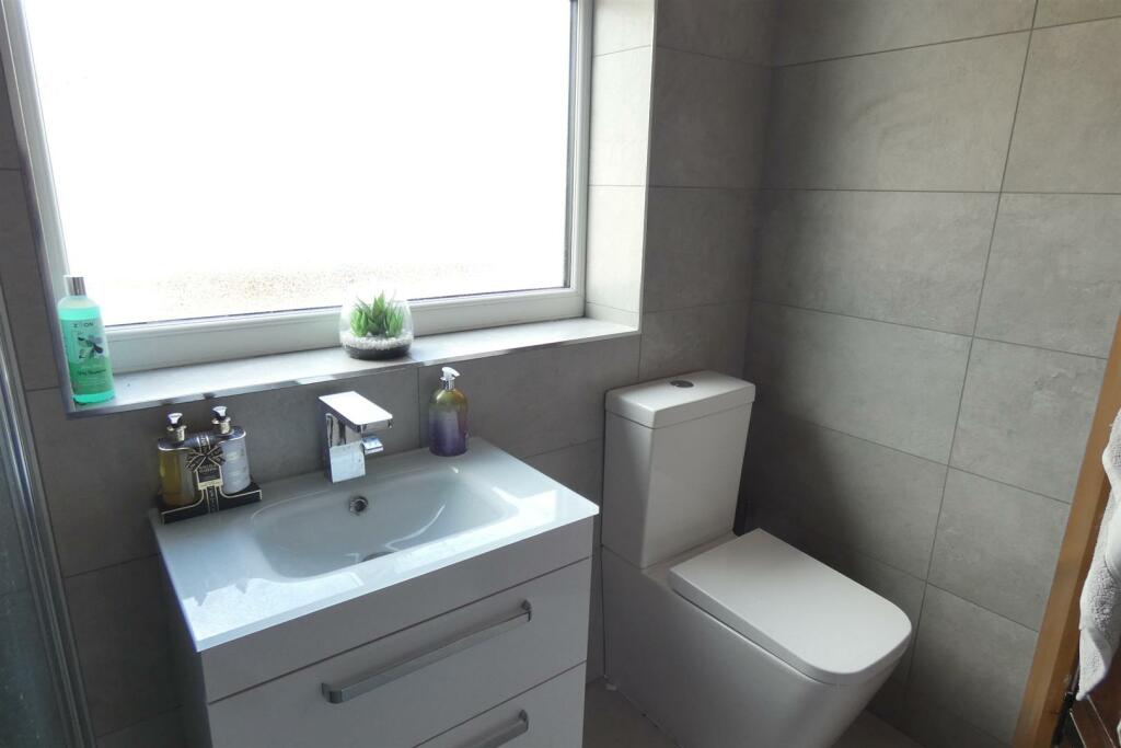 MODERN SHOWER ROOM