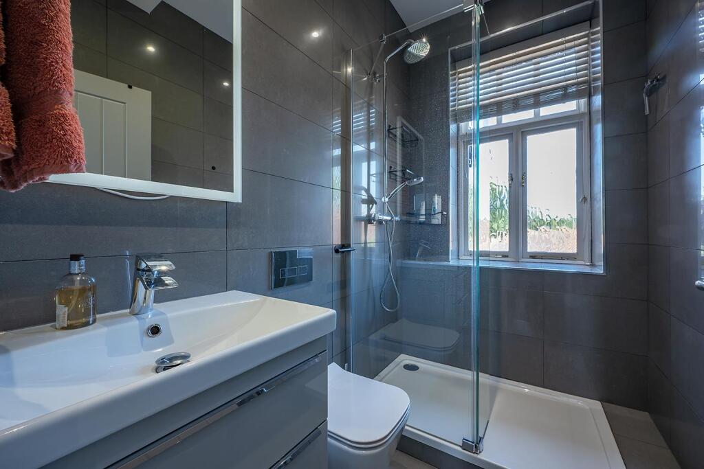 Ensuite to Bedroom 3