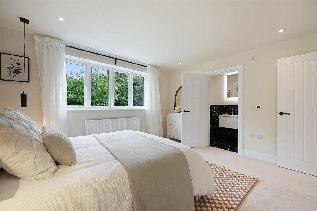 Master Bedroom (2).jpg