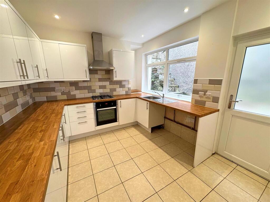 Kitchen b (edit).jpg