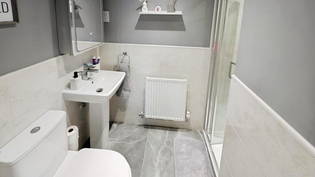 ba32c916-ensuite.jpg
