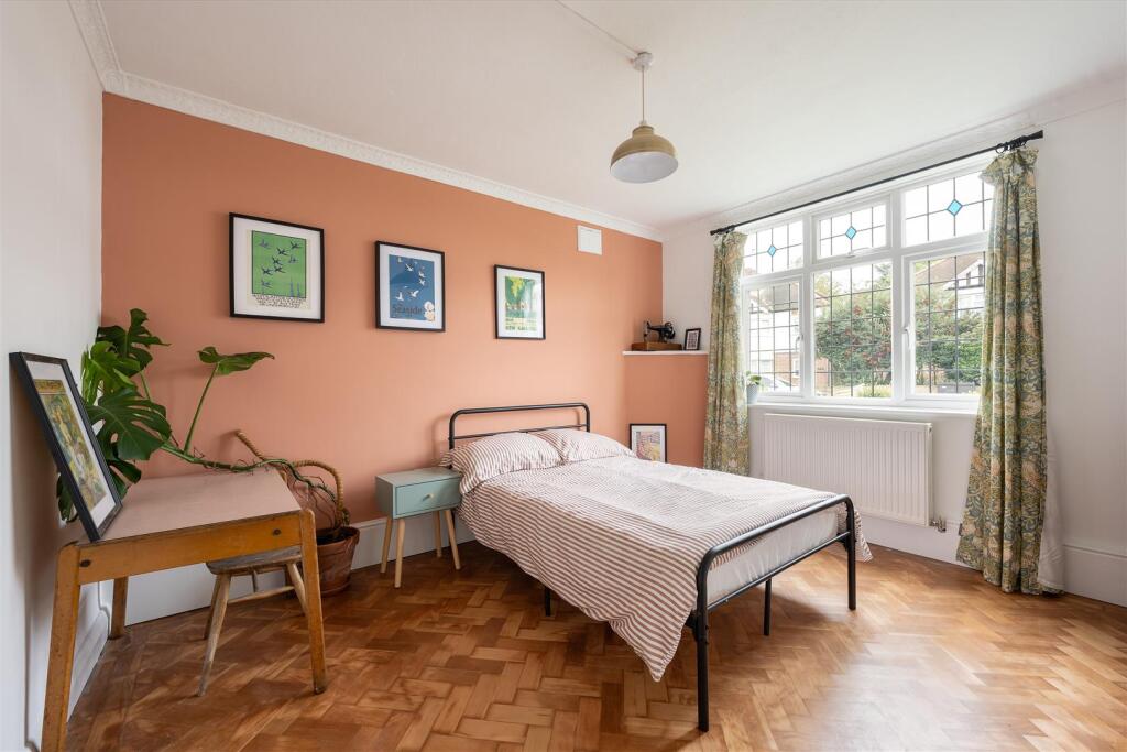 Onslow Gardens, E18
