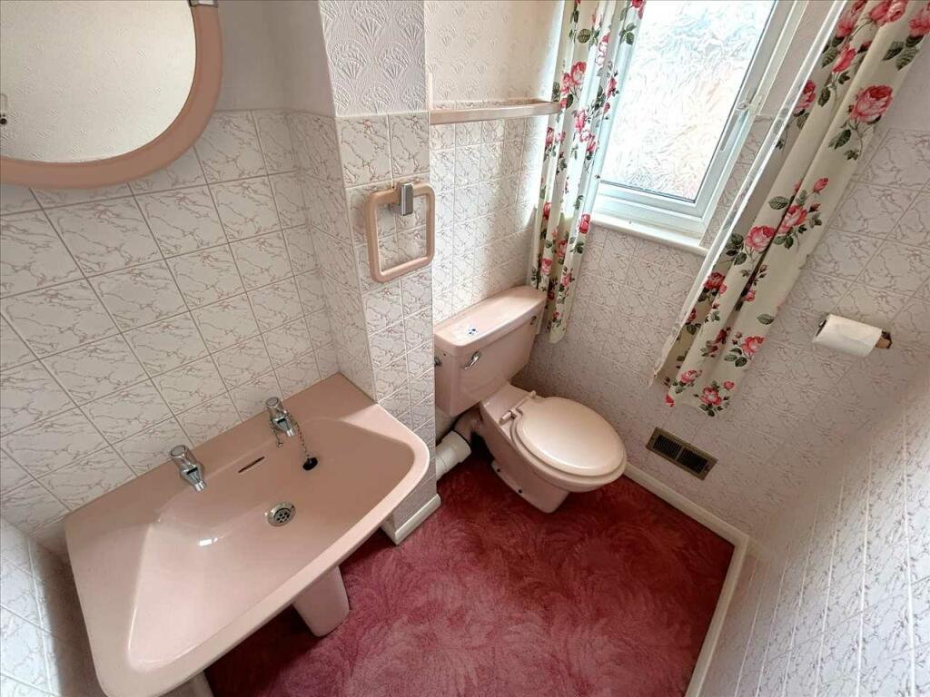 FIRST FLOOR WC