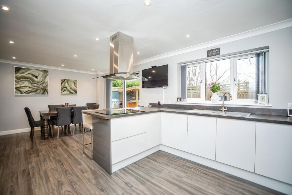 Kitchen/ Dining Room