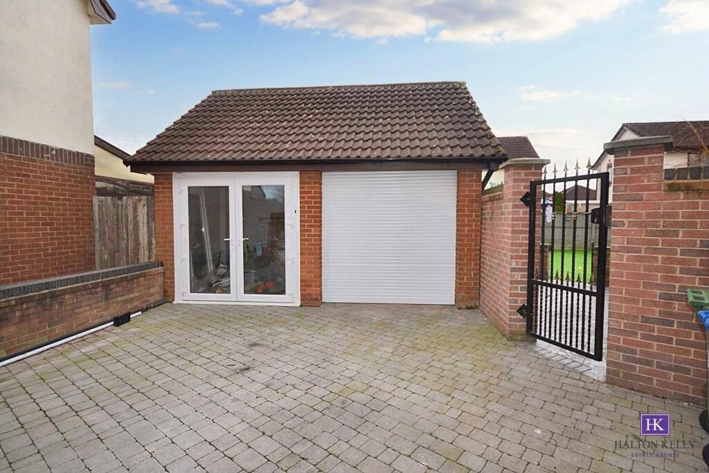 DETACHED DOUBLE GARAGE