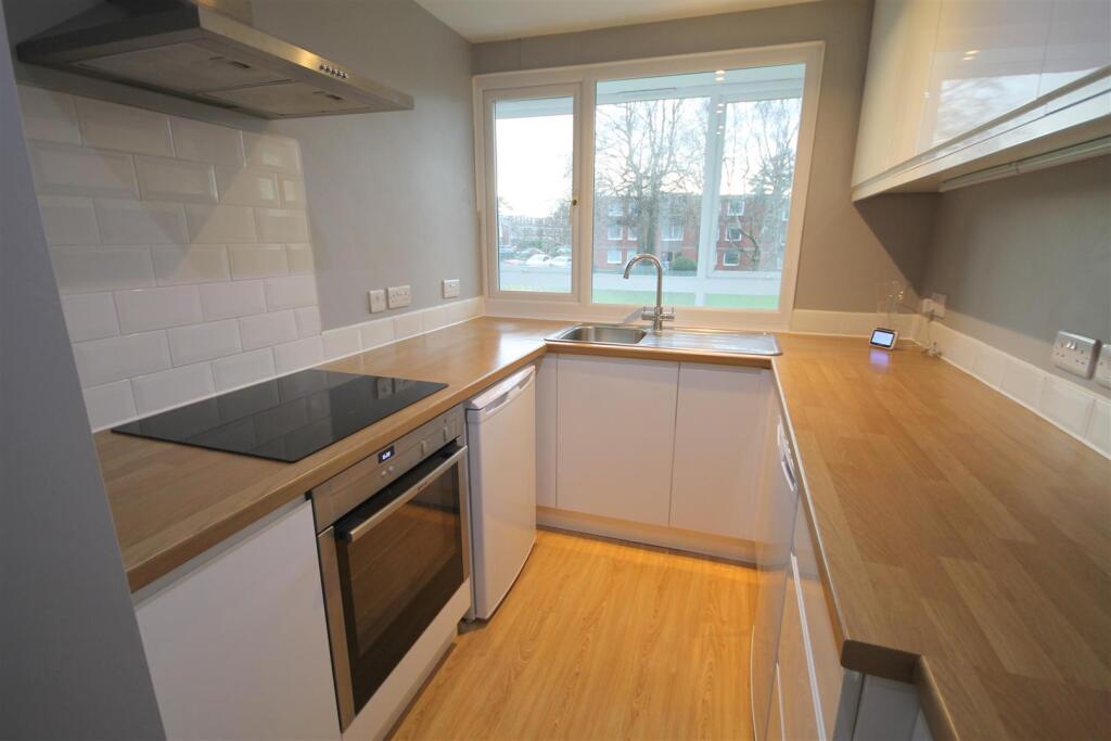 TB Kitchen ii.JPG
